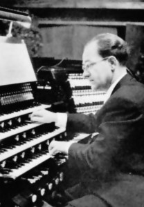 Franz Röttger an der Walcker-Orgel.