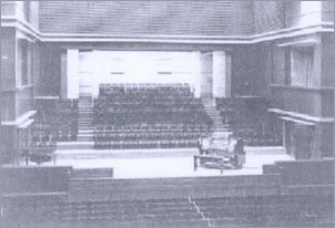 Podium mit Orgelspieltisch.