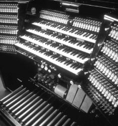 Manuale und Pedale des Spieltisches vom 1927. Bild: Orgelmuseum Borgentreich.