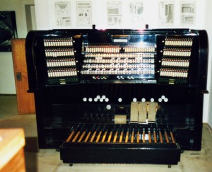 Der Spieltisch von 1927 im Orgelmuseum Borgentreich.